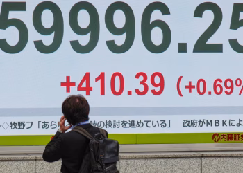 Las acciones retroceden y el petróleo supera los 100 dólares a pesar de nuevos récords en Wall Street