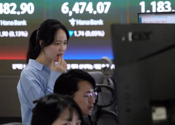 Las bolsas asiáticas caen, siguiendo las pérdidas de Wall Street, y las dudas sobre la guerra de Irán hacen subir el petróleo