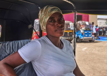 Las conductoras de rickshaw en Sierra Leona superan el estigma para ganarse la vida y empoderar a las mujeres
