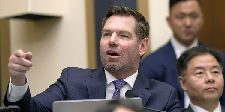 Las consecuencias del escándalo de Eric Swalwell crecen a medida que los legisladores miran los votos de expulsión de la Cámara Las consecuencias del escándalo de Eric Swalwell crecen a medida que los legisladores miran los votos de expulsión de la Cámara