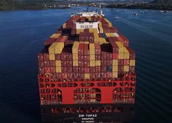 Las empresas reparten hasta 4 millones de dólares para cruzar el Canal de Panamá durante el estrangulamiento del Estrecho de Ormuz