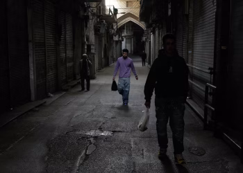 Las familias en Irán luchan contra el cierre de escuelas incluso cuando los ataques aéreos han cesado