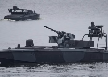 Las fuerzas ucranianas que operan en Libia han atacado un petrolero ruso, dicen las autoridades.