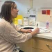 Las nuevas reglas federales de Medicaid requieren 1 mes de trabajo. Algunos estados exigen más. Las nuevas reglas federales de Medicaid requieren 1 mes de trabajo. Algunos estados exigen más.