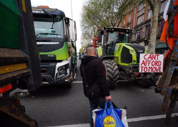 Las protestas por el combustible perturban a Irlanda mientras más de un tercio de las estaciones de servicio se secan