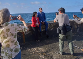 Legisladores estadounidenses de visita en Cuba denuncian 'bombardeo económico' a la isla bajo bloqueo energético