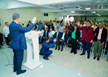 Leonel juramenta en la FP al director de la Sinfónica del Cibao, Ruddy Capellán, y a dirigentes políticos en Santiago