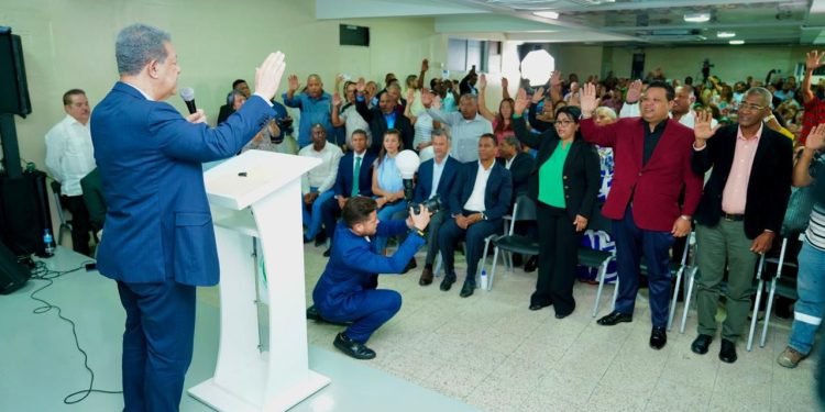 Leonel juramenta en la FP al director de la Sinfónica del Cibao, Ruddy Capellán, y a dirigentes políticos en Santiago