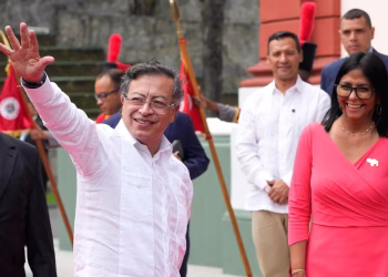 Líder colombiano visita Venezuela para conversaciones clave con la presidenta interina Delcy Rodríguez