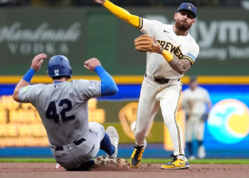 Los Cerveceros rompen una racha de 6 juegos al vencer a los Azulejos 2-1 con una extraña remontada en el octavo lugar