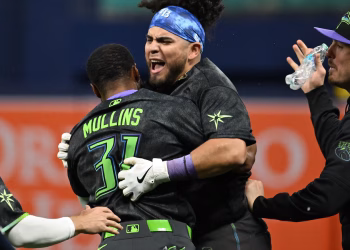 Los Rays extienden la racha de los Yankees a 4, se recuperan de los rodados del cuadro de Walls y Aranda en el décimo lugar para ganar 5-4