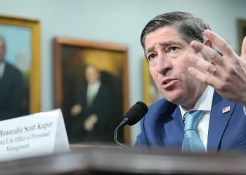 Los demócratas exigen que la administración Trump detenga el plan para recopilar datos de salud de los trabajadores federales