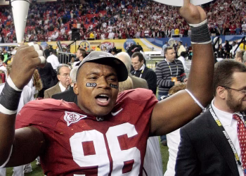 Los fiscales dicen que el maquillaje y las pelucas ayudaron a ex Alabama a enfrentarse a la suplantación de jugadores de la NFL en un fraude de 20 millones de dólares