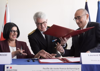 Los gobiernos de Reino Unido y Francia firman un acuerdo de tres años para frenar los cruces de inmigrantes en el Canal de la Mancha