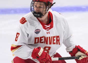 Los jugadores de la Liga Canadiense de Hockey ayudan a remodelar el hockey universitario después de que el cambio de reglas les permitiera jugar
