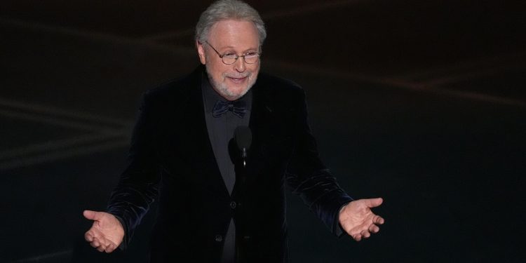 Los ojos de Billy Crystal regresan a Broadway en un espectáculo unipersonal sobre la casa que perdió en los incendios forestales de Los Ángeles Los ojos de Billy Crystal regresan a Broadway en un espectáculo unipersonal sobre la casa que perdió en los incendios forestales de Los Ángeles