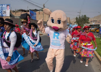 Los peruanos eligen presidente entre 35 candidatos en las elecciones del domingo