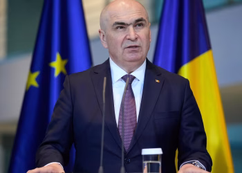 Los socialistas de Rumania y un partido de extrema derecha buscan derrocar al primer ministro de centroderecha