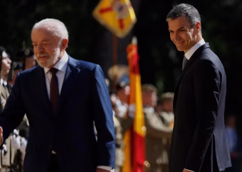 Lula de Brasil y Sánchez de España encabezan reuniones de líderes progresistas en Barcelona