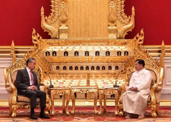 Máximo diplomático de China se reúne con líder del gobierno respaldado por el ejército de Myanmar en gira regional