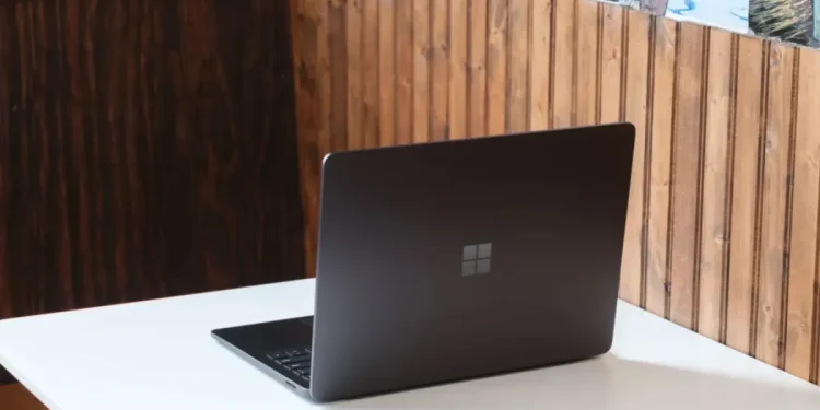 Microsoft planea Surface Laptop con pantalla OLED