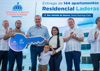 Ministro Ito Bisonó afirma continuidad del programa Familia Feliz; entrega junto al presidente Luis Abinader 144 apartamentos en Laderas del Este