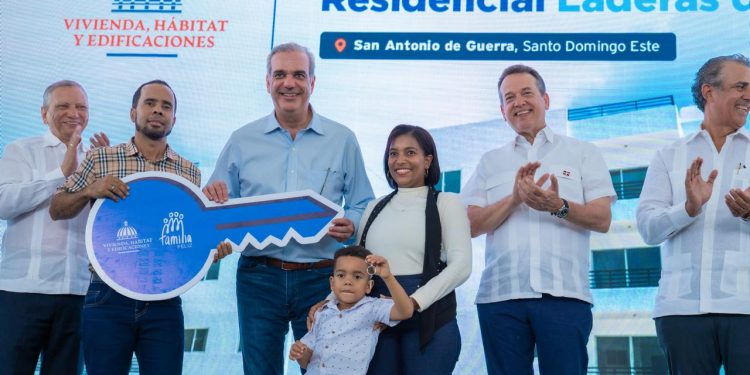 Ministro Ito Bisonó afirma continuidad del programa Familia Feliz; entrega junto al presidente Luis Abinader 144 apartamentos en Laderas del Este