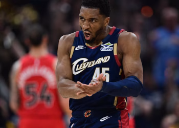 Mitchell anota 32 mientras los Cavaliers derrotan a los Raptors 126-113 en el Juego 1 de la serie de primera ronda del Este