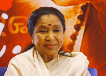 Muere Asha Bhosle, una de las cantantes de Bollywood más versátiles de la India, a los 92 años