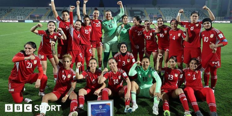Mujeres afganas: los cambios en las reglas de la FIFA permiten el regreso a la competición internacional