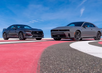 Músculo de alto octanaje: Edmunds compara el Ford Mustang y el Dodge Charger