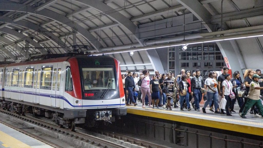 El Metro que falla a sus pasajeros Líneas I y II paralizadas mientras Santo Domingo madruga