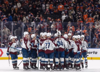 Nathan MacKinnon anota en la tanda de penales y Avalanche vence a Oilers 2-1