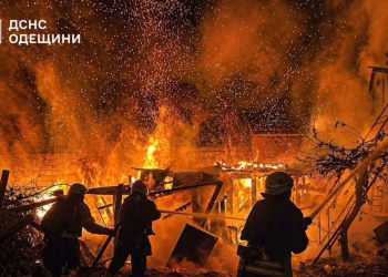 Otra instalación petrolera rusa arde después de que Zelenskyy promocionara el alcance de los drones ucranianos