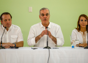 Presidente Abinader anuncia construcción de 112 apartamentos para afectados por las lluvias en Villa Montellano