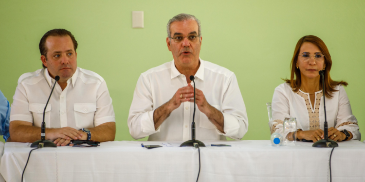 Presidente Abinader anuncia construcción de 112 apartamentos para afectados por las lluvias en Villa Montellano
