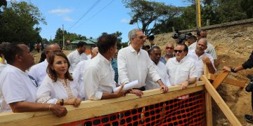 Presidente Abinader anuncia la construcción de un complejo de 112 apartamentos para afectados por las lluvias en Villa Montellano, Puerto Plata
