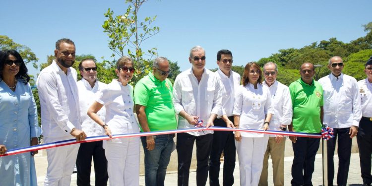 Presidente Abinader entrega obras de renovación de la playa Sosúa y su plaza de vendedores, impulsando su transformación como referente del turismo en RD