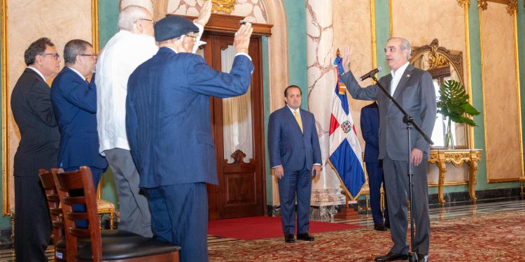 Presidente Abinader juramenta comisión para la puesta en funcionamiento del Museo Histórico de la Gesta de Abril