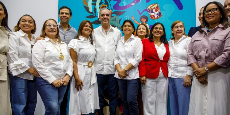 ¿Cultura o campaña? Abinader visita la Feria del Libro de Santiago y promete continuidad Presidente Abinader recorre Feria Regional del Libro Santiago 2026 y llama a la población a visitarla