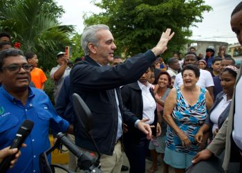 Presidente Abinader recorre sector Nuevo Amanecer de Los Alcarrizos y garantiza asistencia del Gobierno a familias afectadas Presidente Abinader recorre sector Nuevo Amanecer de Los Alcarrizos y garantiza asistencia del Gobierno a familias afectadas