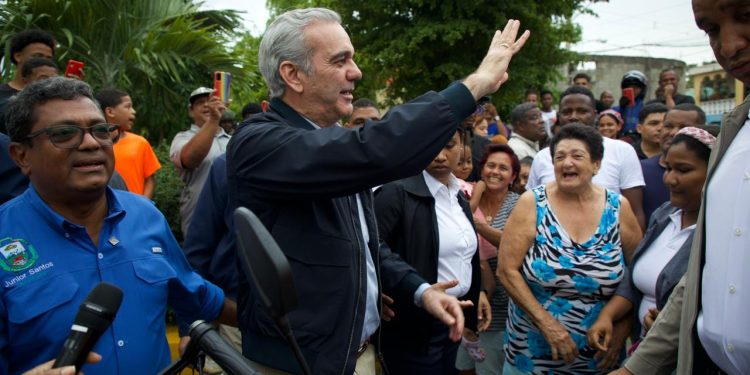 Presidente Abinader recorre sector Nuevo Amanecer de Los Alcarrizos y garantiza asistencia del Gobierno a familias afectadas