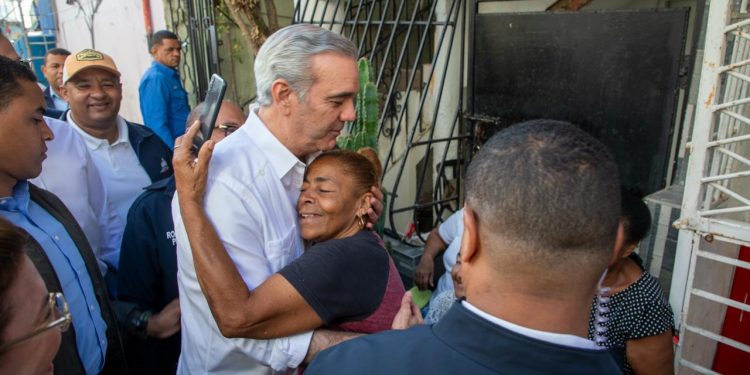 Presidente Abinader visita a Los Platanitos; instruye a la alcaldía trabajar en solución definitiva a la laguna que afecta la zona Presidente Abinader visita a Los Platanitos; instruye a la alcaldía trabajar en solución definitiva a la laguna que afecta la zona