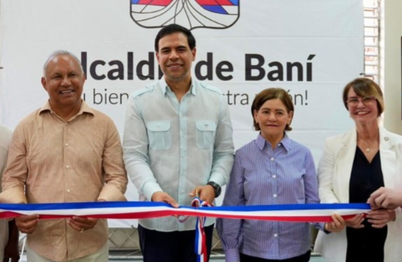 Roberto Ángel Salcedo encabeza la entrega de la Escuela de Bellas Artes de Baní – El Nuevo Diario (República Dominicana)