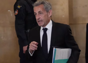 Sarkozy dice que le debe a Francia "la verdad" mientras impugna la condena