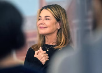Savannah Guthrie regresa al escritorio de presentadora de 'Today' por primera vez desde la desaparición de su madre
