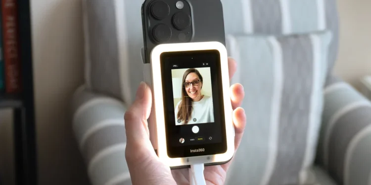 Snap de Insta360 es una pequeña pantalla de teléfono magnética para tomar selfies con la cámara trasera