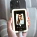 Snap de Insta360 es una pequeña pantalla de teléfono magnética para tomar selfies con la cámara trasera