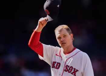 Sonny Gray silencia a Milwaukee 5-0 mientras los Medias Rojas logran sus primeras victorias consecutivas