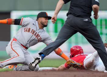 Stewart y Steer profundizan, los Rojos vencen a los Gigantes 2-1
